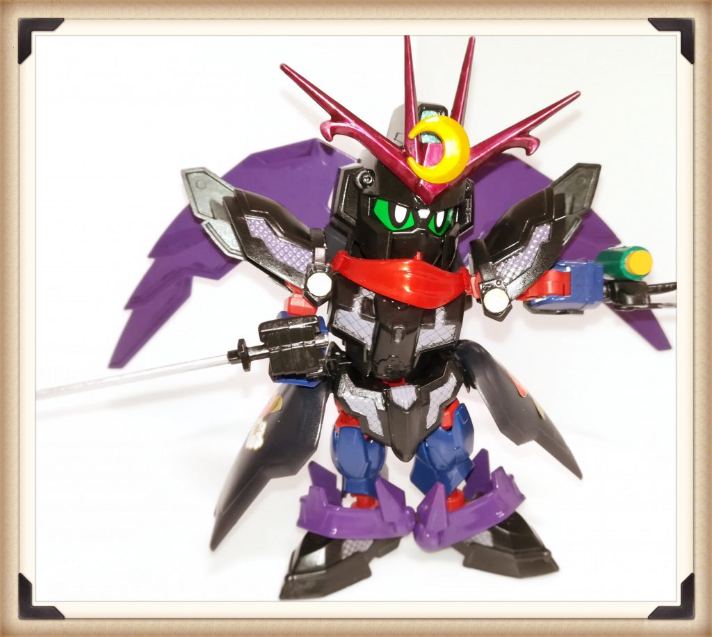 白影を見習い、忍者は飛行能力を身に付けた。
角飾りは烈破、翼は旧キットエピオンからです。
翼はボールデンで付けて可動式にしています。
サイドスカートは旧キットデスサイズヘルから。
牡丹模様は100均の転写ステッカーです。
この角飾りとマフラーはガイアカラーを使用しています。