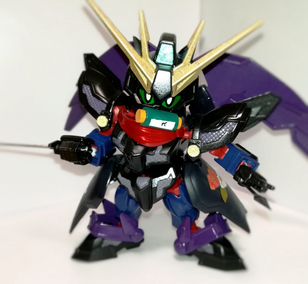 リガズィ・カスタム好きとしてはΖの顔にニューの角を付けたくなるのが世の定め。
SDCSのΖは口裏にピン穴があるので2mmネオジムを入れてあり、巻物にも3mmネオジムを入れているためくっついてます。
クナイを持っている手にも肉抜き穴に1.5mmネオジムを入れてあり、クナイのネオジムとくっ付けようにしています。