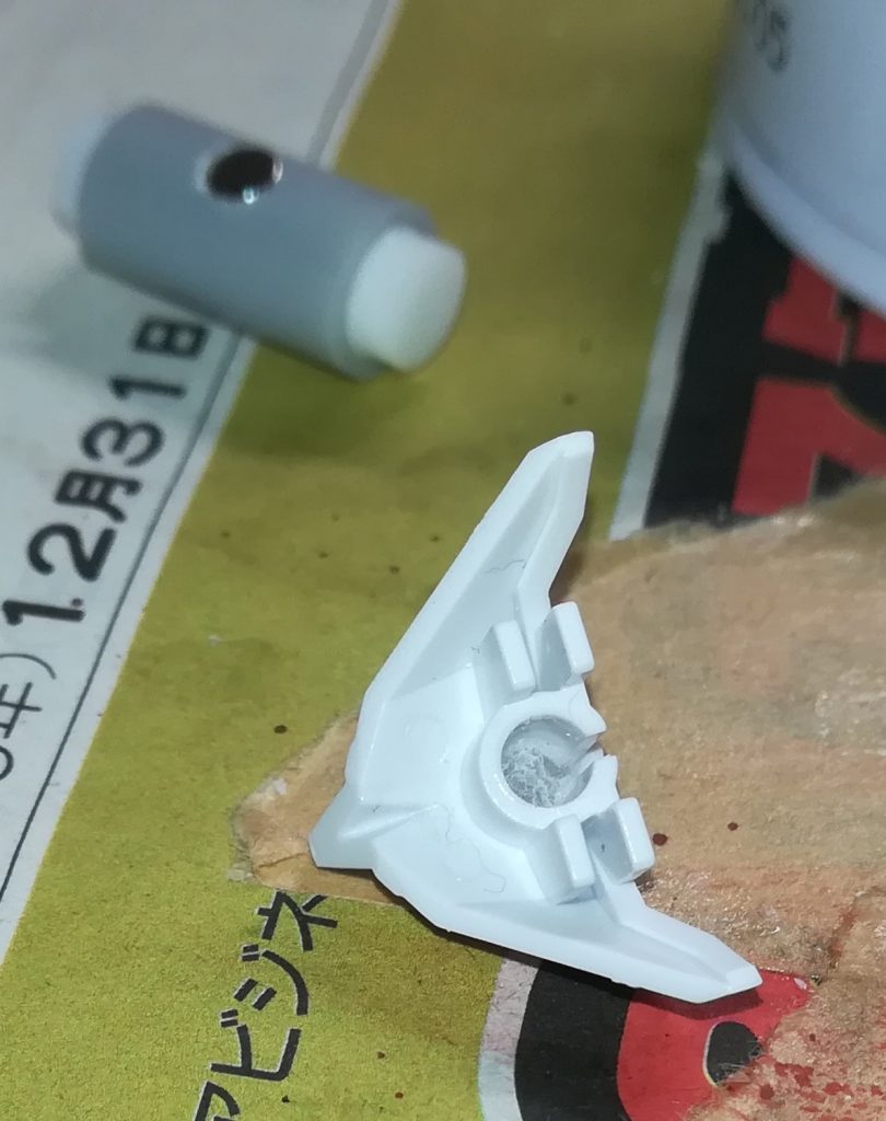 巻物と口裏のネオジム
巻物はプラ棒とプラパイプの組み合わせで表面の文字はプラ板を張り付けてから書いてます。