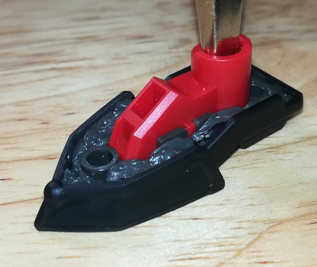 バランスが悪く転倒しやすいと予測して足にはタングステン粘土とガン玉を潰して入れて、片足3gずつ重くしてあります。