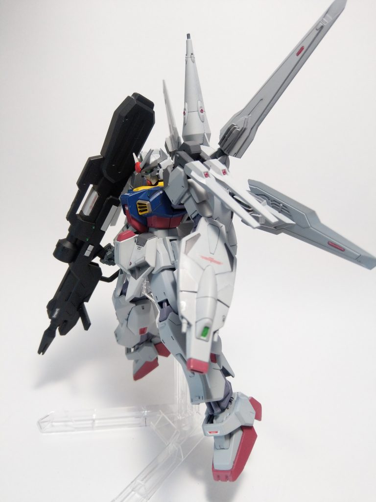 サイドショットです。
ビームライフルは1/100プロヴィデンスより拝借しました。
キット付属のライフルでは、劇中のずっしりしたイメージに合わない
と考え採用してます。