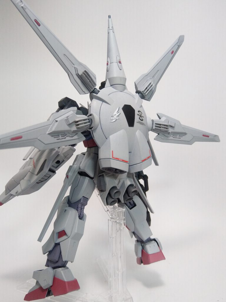 バックショットです。
ドラグーンプラットフォームを取り付けた際、MK-Ⅱのランドセルを
リアスカートに移設しました。
せっかくスラスターも付いていたので、丁度いいかと思いまして(笑)