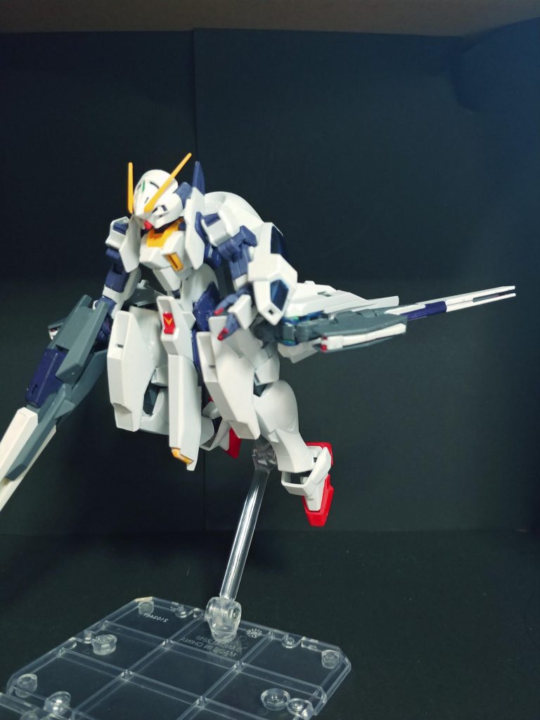 バインダーを後方に向けて高機動モード。
ちなみにリボガンのファングはファングとしてではなく、アイズガンダムのようなクラビカルアンテナ兼ビーム砲という脳内設定です。