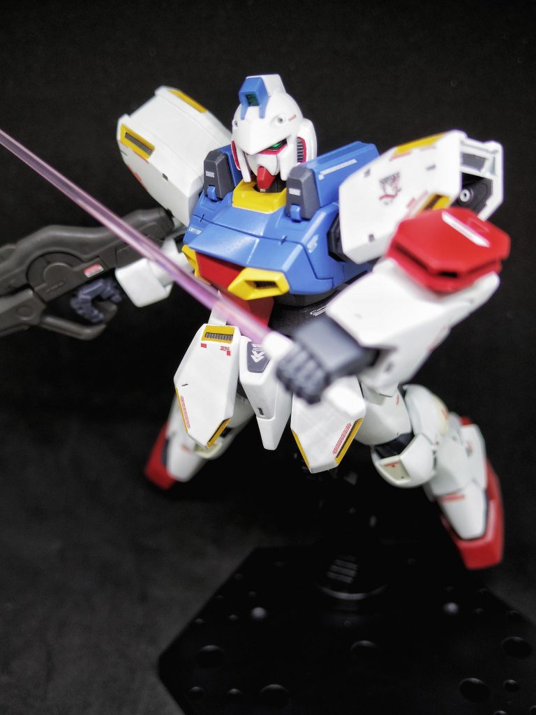 ガンイージは、テスト機が2機作られ、1号機はグリーンに塗り替えられて、シュラク隊に配備されたらしい。
ということは、テスト機2号機は、そのままテスト機として、本部に残ったのかな?(・・;)