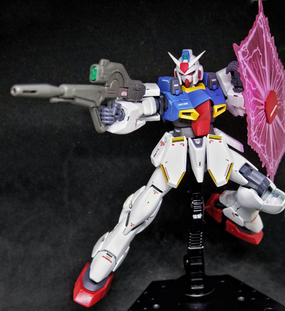 ガンイージの頭の中と、Vアンテナの赤い部分に磁石を仕込んで、着脱可能にしてあります。