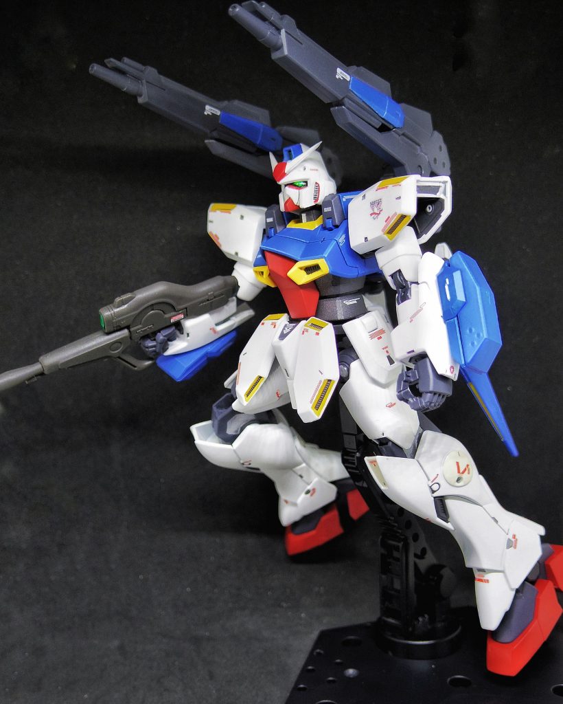 ## ガンイージC(キャノン)
C-Dパックのキャノンを上向きに装備した、ガンイージの大気圏内空中戦用形態。
ミノフスキーフライトを持たないガンイージに、開発中だった、ミノフスキードライブの出力を調整して装備した。
ドライブを下方に向けて装備することで、空中への上昇性能に重点を置いている。
また、ビームキャノンで、地上からも上空の敵を攻撃できる。