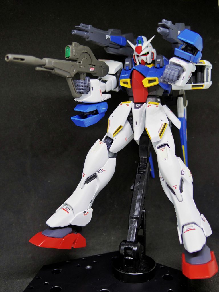 両腕には、ビームガトリングが装備されている。
ガンイージCは、Vダッシュとガンブラスターをイメージした姿です。