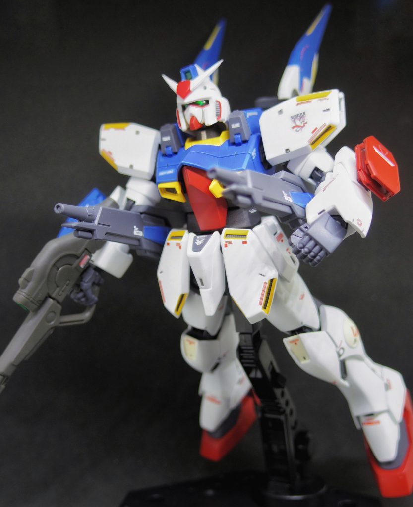 前方への突進力に重点が置かれており、ビームキャノンは、両脇から、前方に向けて構えられる。
ガンイージDは、V2をイメージした姿となっています。