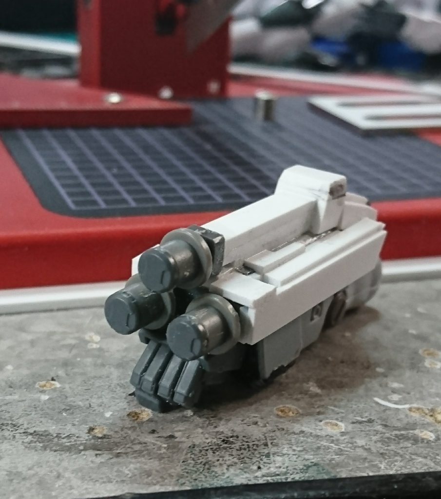 左腕のステークはスタインの腕のカバーを元にプラ板とプラ棒で作成。ちなみに取り外し可能となっています。