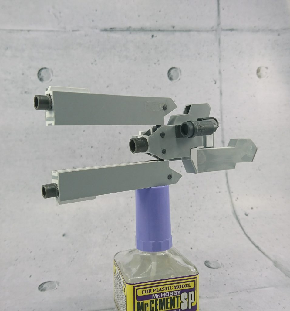 主武装のバーディカルランチャー。スコープ以外はスクラッチで製作。銃身の中のマグネットを仕込み閉まりがよくなるようにしています。また武装が重くなったので右腕の関節を全体的にきつくして保持できるようにしています。