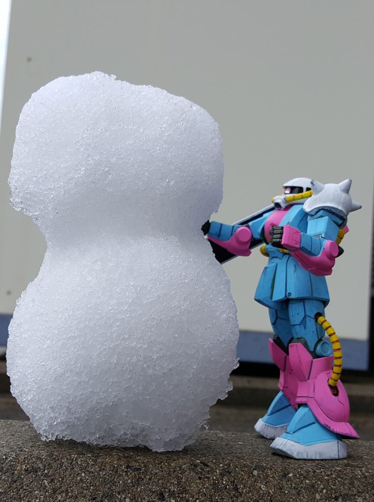 この雪ダルマは大きさだけならνガンダムか('_'?)?