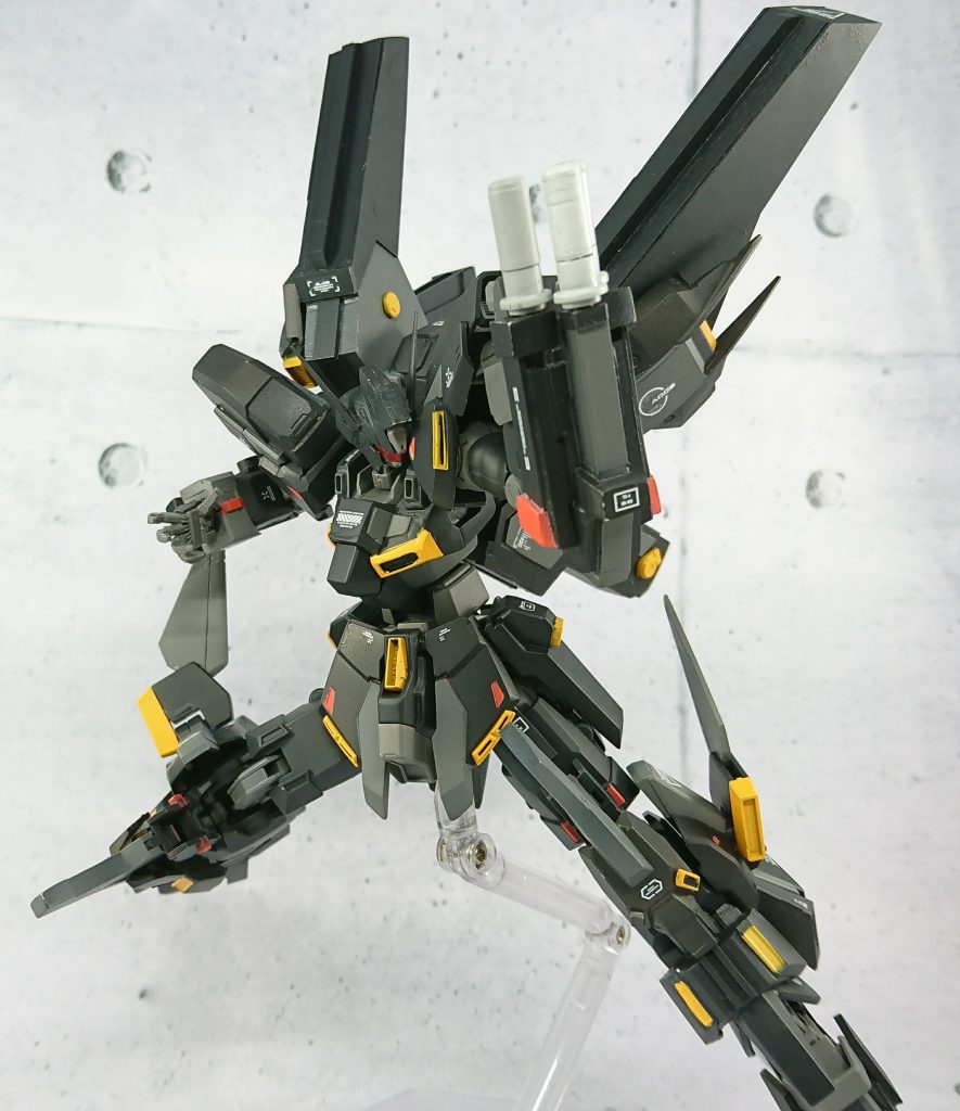 左腕には某量産型亡霊にちなんでプラズマステークを装備。