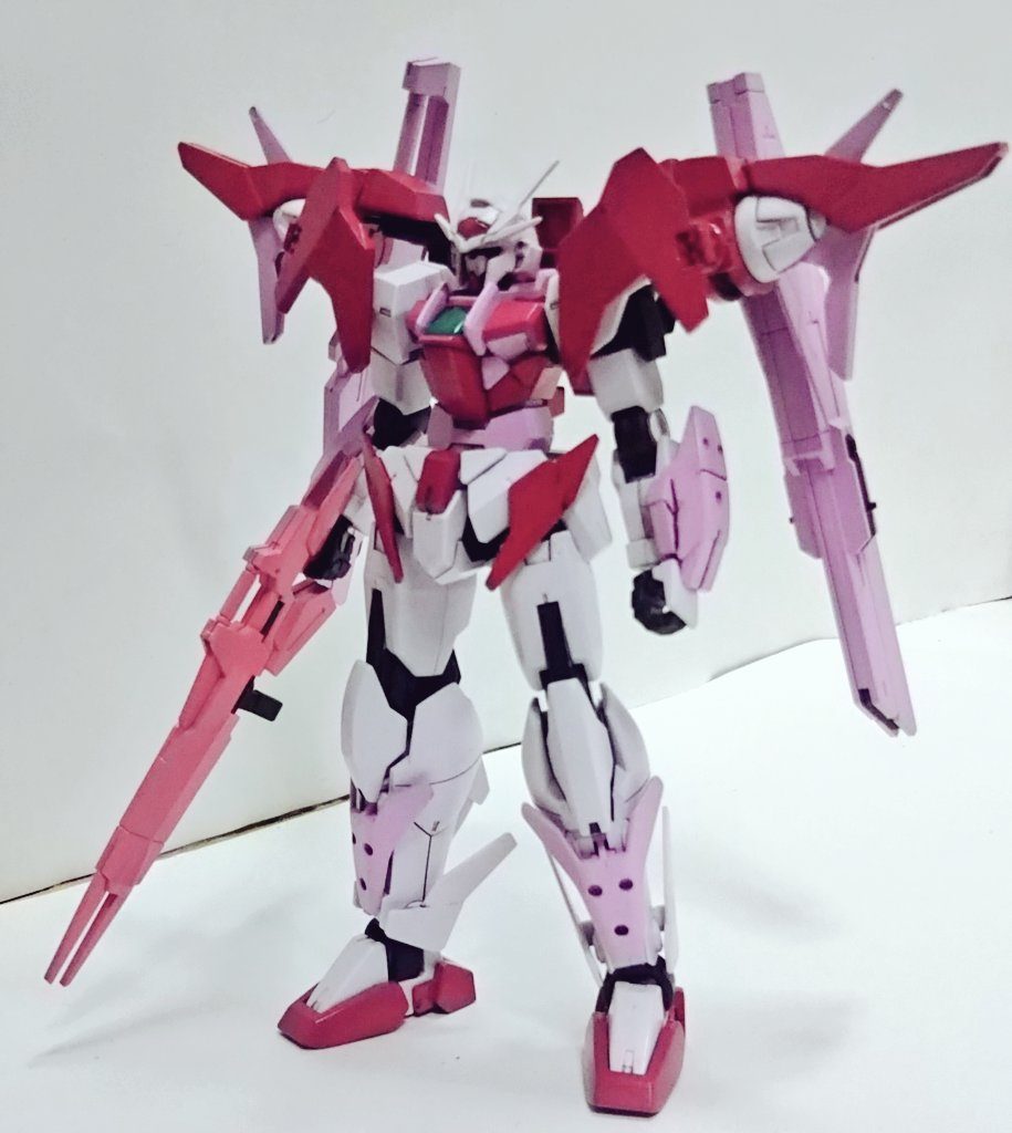 ピンクは三色用意してそれぞれ塗り分けました。白の部分は薄くピンクを吹いています。フレームはメタルブラックです。