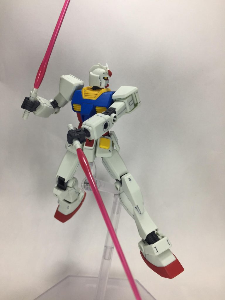 わかる人にはわかる何かを真っ二つにするポーズ