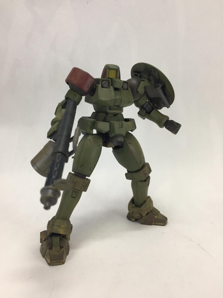 今回はウェザリングパステルを水性ホビーカラー用の薄め液で溶いたものを使って汚しています。
以前から戦車模型などに使っていたペーストに比べ完全に溶き切らずに粉っぽさを残しながら塗布できるのがいいですね。