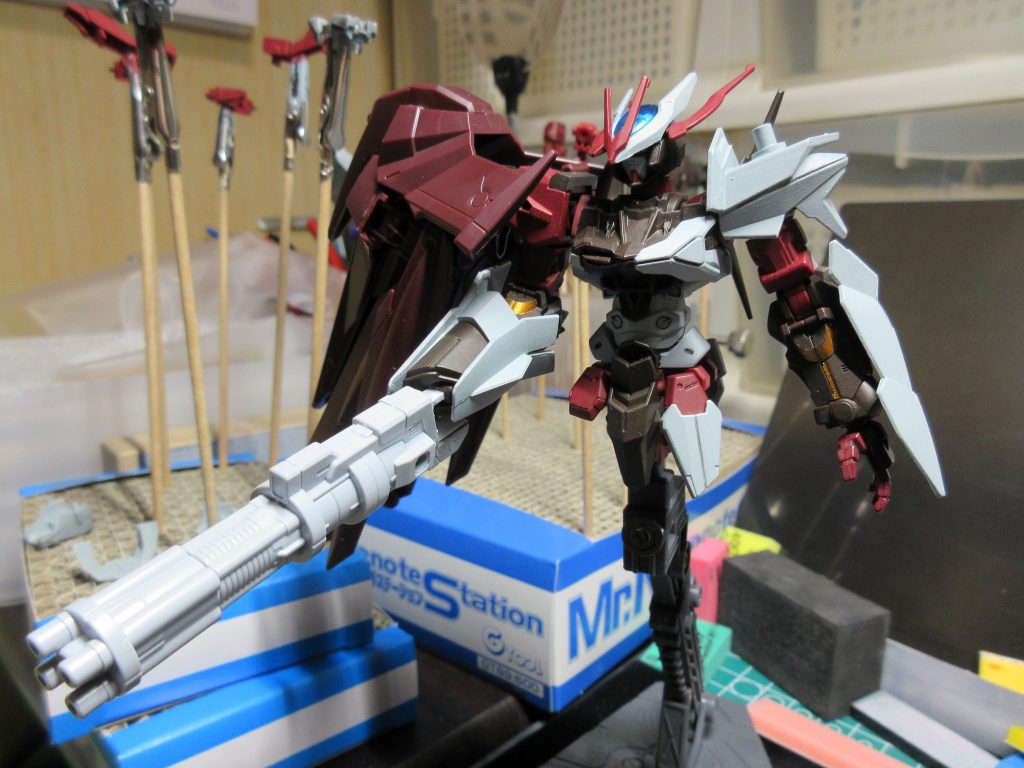 右腕が特殊なので何か武器を付けようと思いキャンペーンで貰ったビームガトリングガン付けてみました。