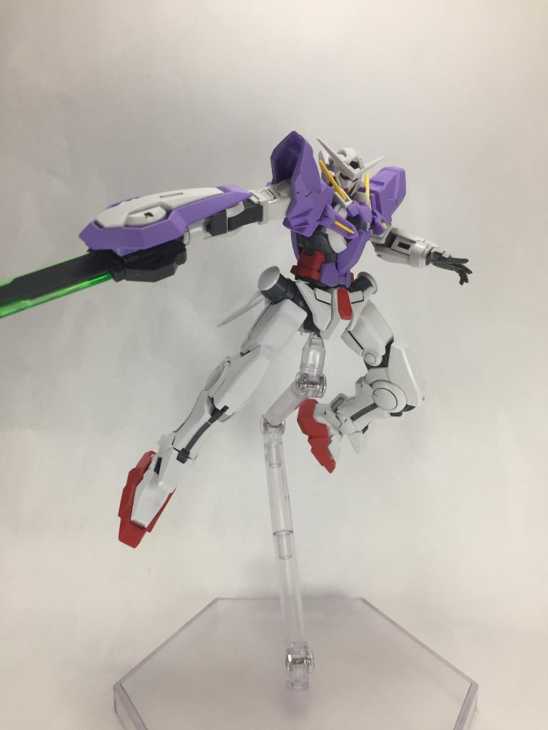 股関節がボールジョイントなので脚があまり開かないですがサーベルラックが干渉するのでそこまで開けない分あまり気にならないです