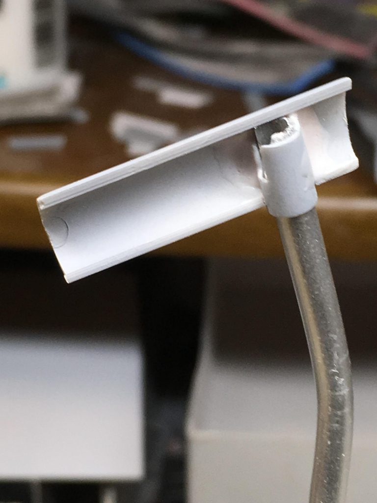 配線を通す都合上、パイプを組み合わせて支柱を作ります。