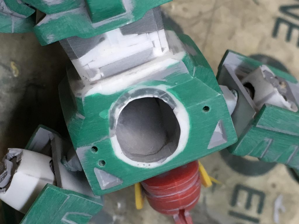 メンテナンスを考慮してドラゴンガンダム本体は電飾システムにかぶさるだけのソケットになります。