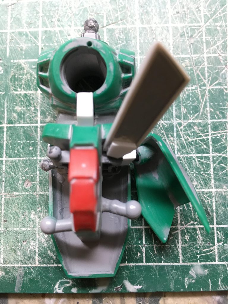 左足を上げるためにスカートを大きく跳ね上げておきます。