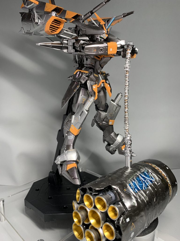 究極破壊兵器ミョルニル:数万本の制御筒(コリドー)を束ねるユグドラ機関によってヘリウムが極性反転核融合され、シリウスコロナと呼ばれる超高熱のエネルギー波を噴出して物体を破壊する金槌状の兵器
噴出口にはあまりの熱量によってトリノ・アイシクルが形成されている という脳内設定w