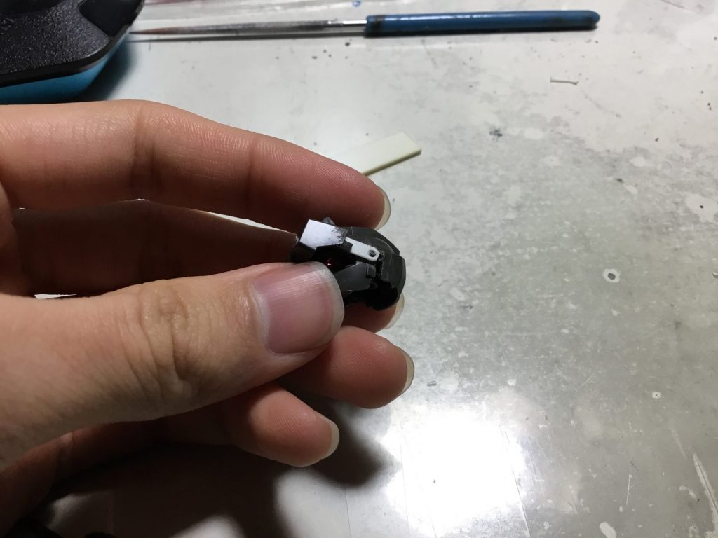 頭部バイザーを可動できるようにしています