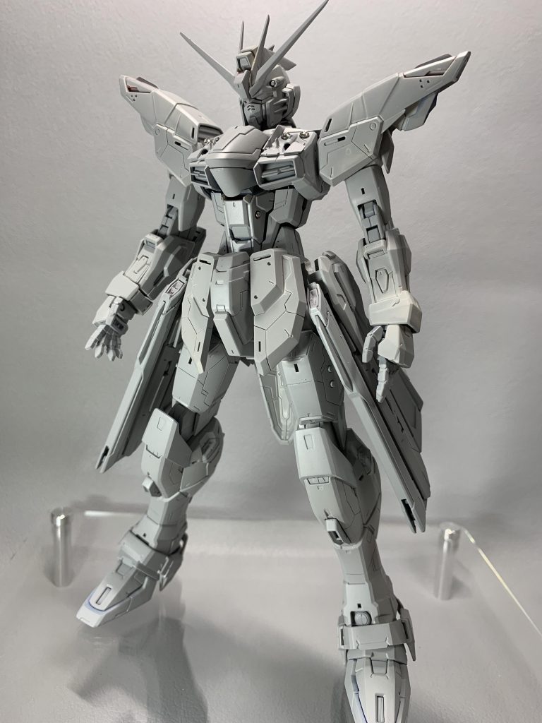 本体のサフチェック時 この時点ではメインカラーをゴールドにするということしか決めてなくて、背負い物作ってから全体のカラーイメージを決定しました ディティール追加はバスト上以外はスジ彫りぐらいに抑えてます 何もしなくても結構なモールドが入ってるのは有難いですね