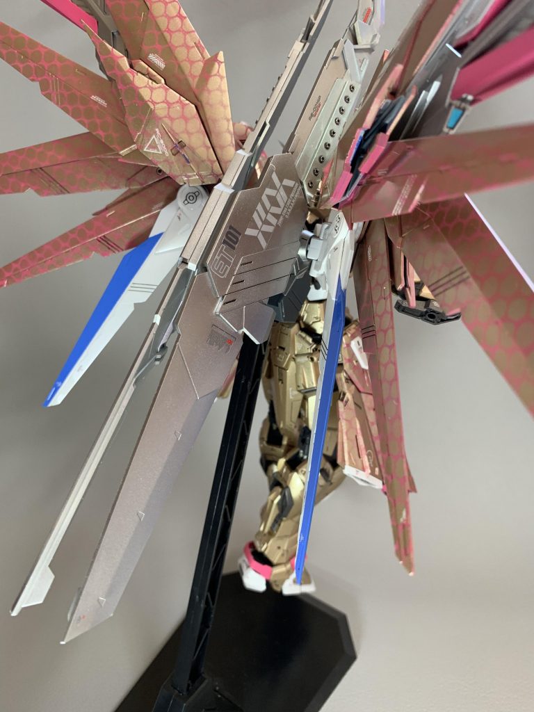 バックショット グングニルの塗装はシルバー系を3種類使ってオーバーテクらしさを表現しました・・w
グングニルを構成する大型のブレードはνガンダムHWSからの流用です