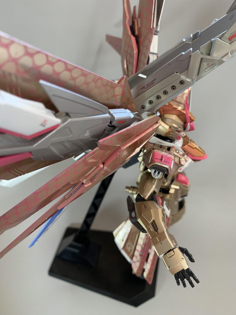 北欧神話の主神だけあって壮麗なイメージでカラーリングしました こいつの前に投稿したトール・ジャスティスとは親子の関係ですねw
グングニルもミョルニル同様ユグドラ機関を搭載しており膨大な熱量のシリウスコロナを発生させ、コロナはスレイプニルアクセラレーターで力場のファストニュートロンと共に加速されてトリノベクターで一定方向に収束、発射される さながら光の槍の如く見えるらしいw