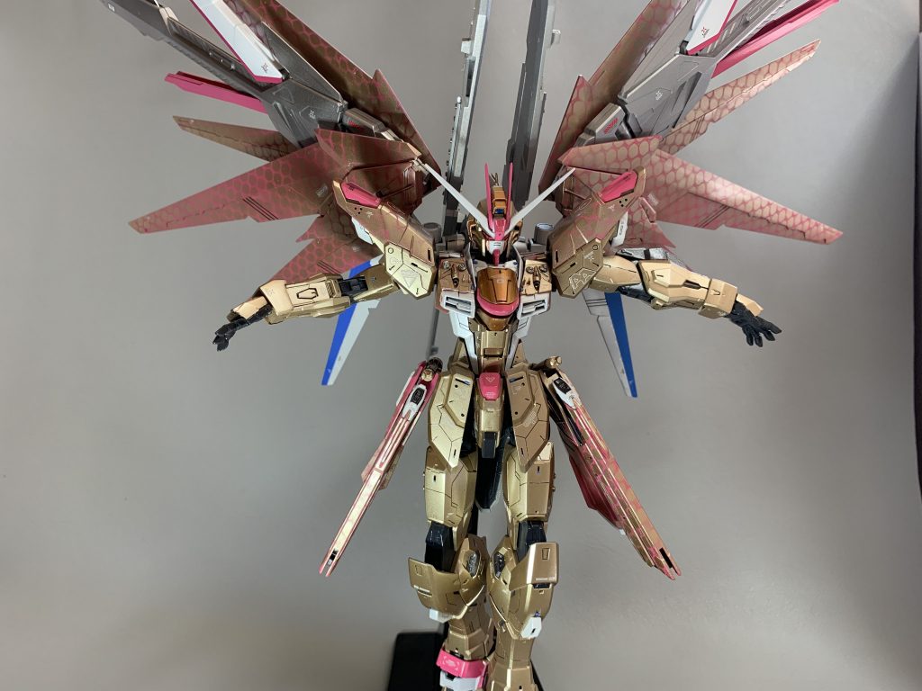 今回の塗装の決め手は洗濯ネットですw 金色はガイアEXゴールド、その他の色もガイアを使ってます 白だけはパールシルバーを薄くかぶせて安っぽくならない様にしました