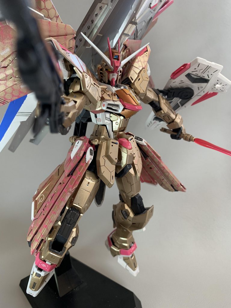 開発はザフト、改修はオーブにて行われた アカツキと仕様は異なるがヤタノカガミが装備されパイロットの生残性に貢献している バックパック上にグングニルと呼ばれる大型のビーム兵装があり火力の面では大型戦艦の主砲に匹敵する程強力 脳内設定全開ですw