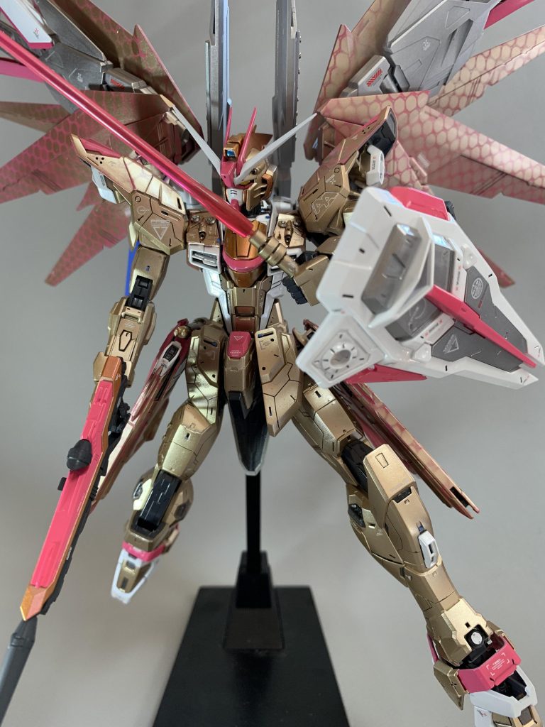 このMGフリーダムVer2.0の魅力は可動域の広さだと思います 武器の保持も十分だし、ちょっと動かして何かがポロリも無いので割と安心して動かせる