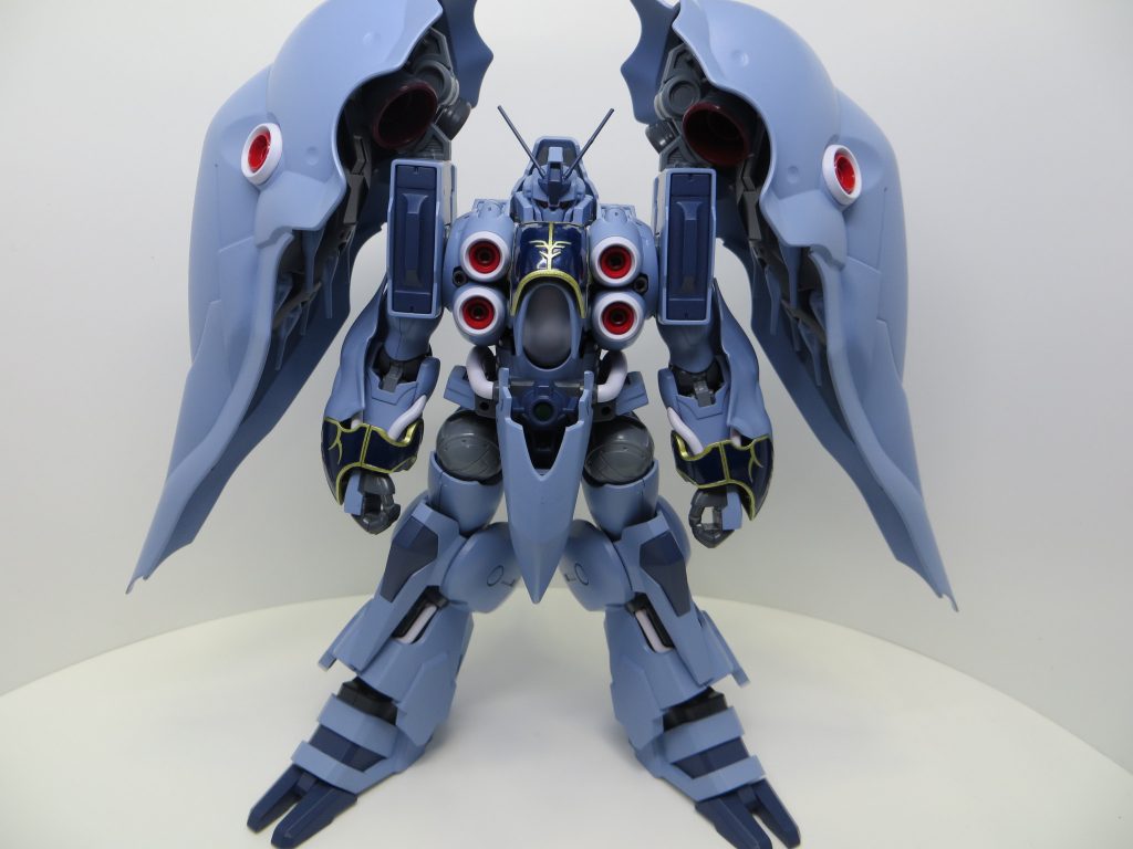 前から。足の2本指がちょっとしたお気に入り。