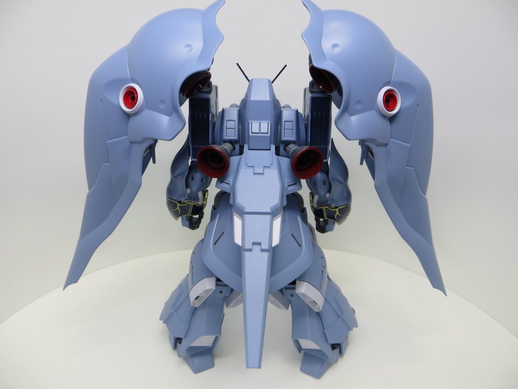 後ろ姿。リゼルのシールドを背負わせました。