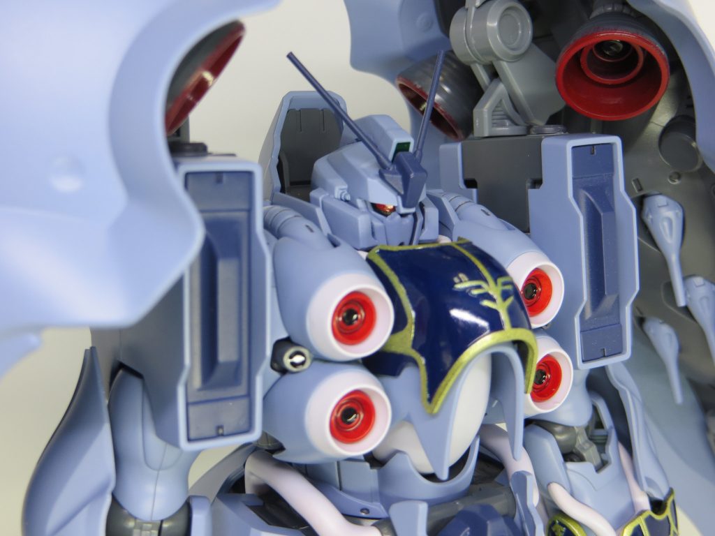 顔はクィンマンサというか…ガンダムっぽい?口部分はパテです。