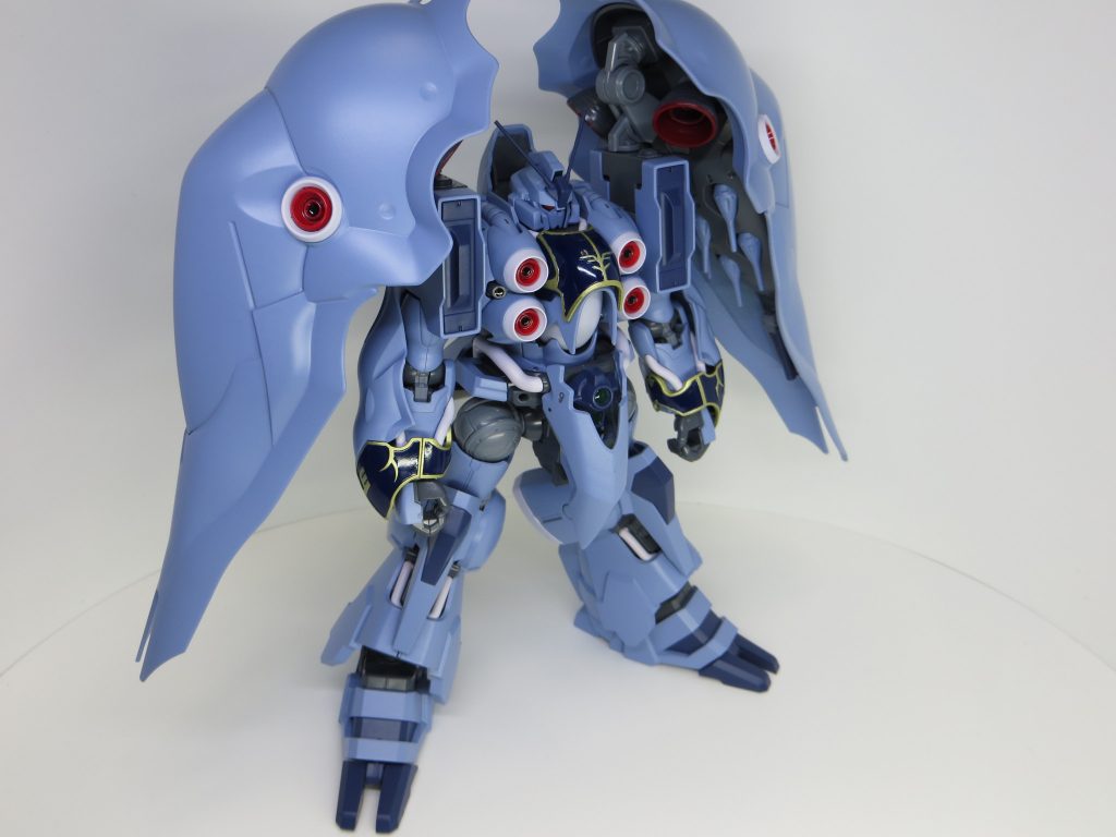 バインダーを2枚に減らしていることもあり、シルエットはマッシブなクィンマンサと言ったところ。エングレービング部分にロイヤルブルーを使用したのですがなかなか高級感のある良い色でした。