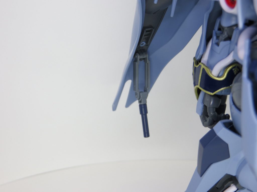 クィンマンサのビームサーベルはバインダー裏ということで、サブアームは取り払ってビームサーベルの収納に。