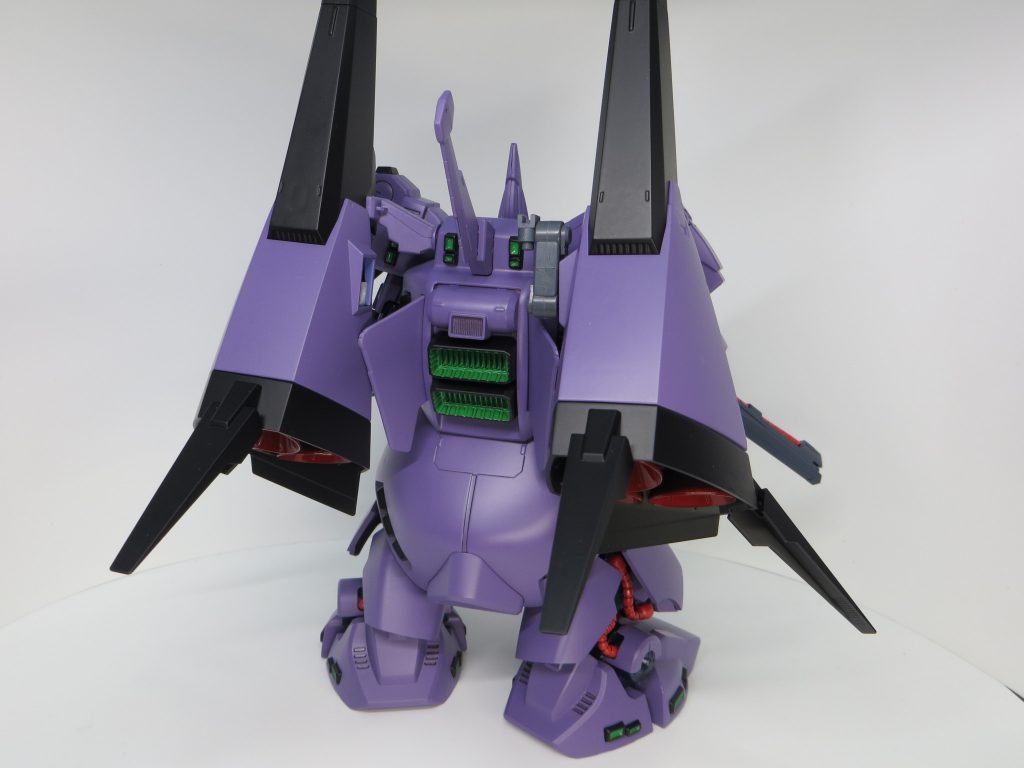 後ろ。背部の大型スラスターが重たいですが、何とか自立。