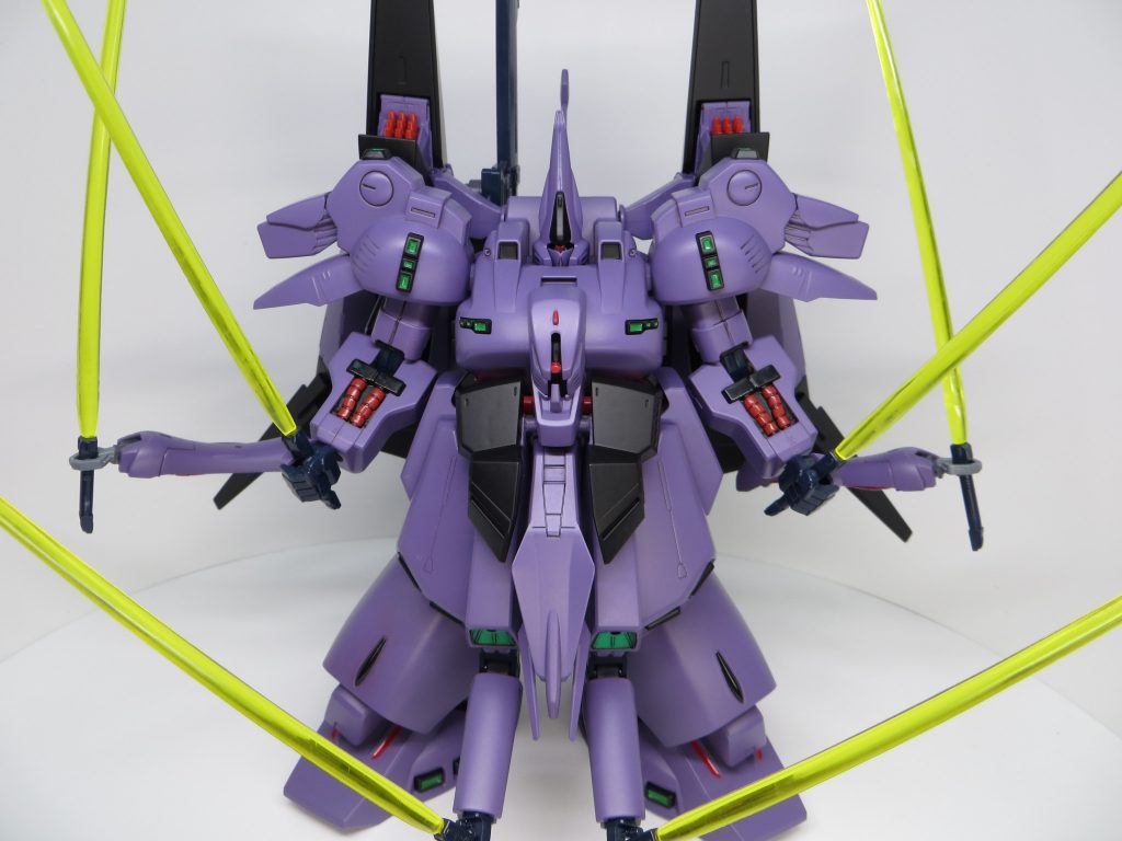 ビームライフルは背部へ懸架可能。腕を展開状態であればミサイルポッドも使用できます。