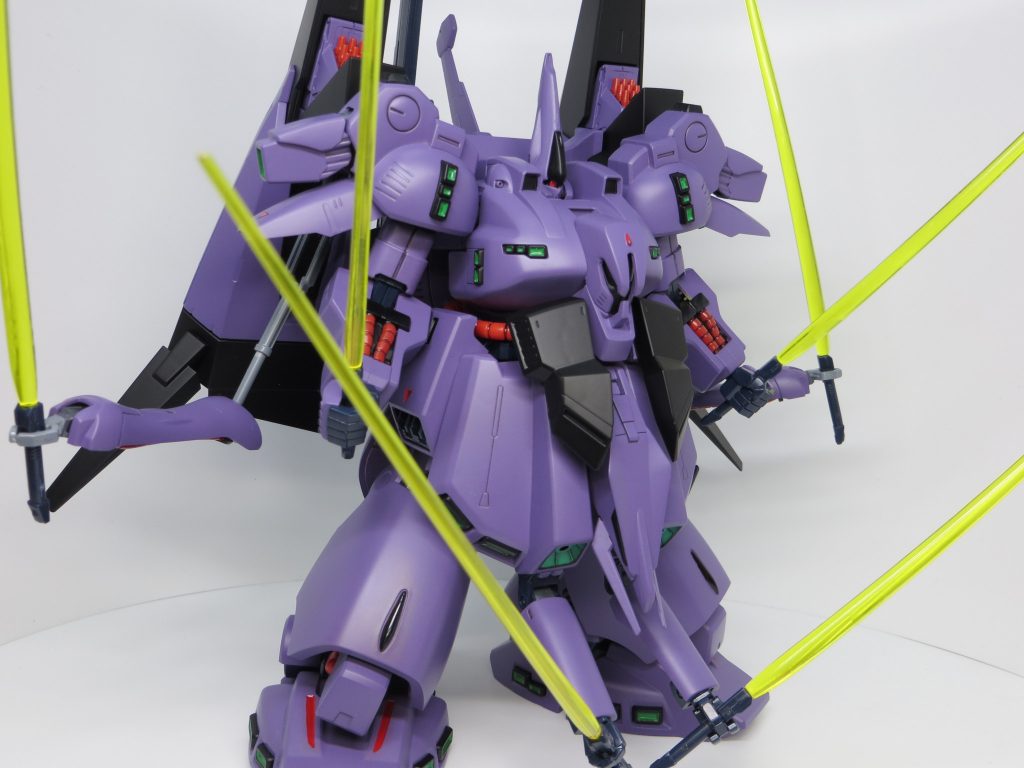 ジ・Oと言えば隠し腕。新たに2本追加され計6本の腕でビームソードを振り回します。