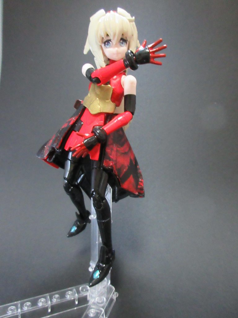 T.M.Revolutionとかのイメージでポーズを取らせてみました。
赤、黒、金にブロンドの髪というカラーリングにしました。