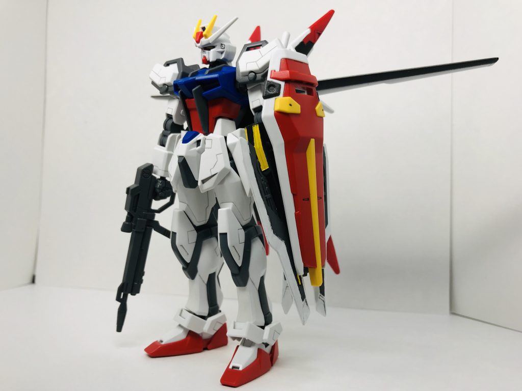 ローアングルからの全体像。
ストライク本体は筋彫りを追加した程度です。足まわりがスカスカしてたのでプラ板追加してます。
シールドにプラ棒でバインダーガンを取り付けれる様にしています。加えてここでは見えませんが、シールド裏にバインダーガンの砲身も取り付けています。