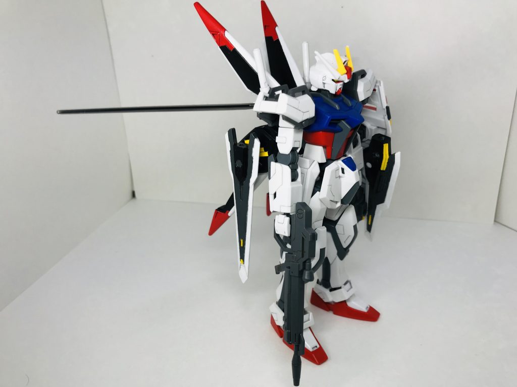 バックパックも収めて側面から。
M-1アストレイのバックパックがアストレイ本体と半分同化していたので、その切り離しと整形が手が掛かった箇所でした。
エールストライクの接続パーツを利用してちゃんと着脱可能にしています。
バックパックの下ブースターにちょうど良い3mm穴があったのでプラ棒使ってバインダーガンを取り付けています。