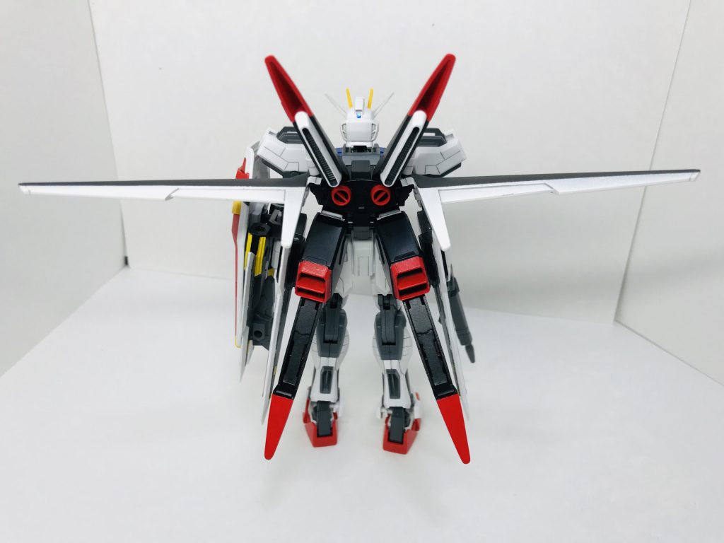 背面から。
バックパックのカラーリングは黒・白・赤でまとめています。
ウイングはストライクルージュのオオトリのカラーが気に入ってるので採用しました。
ニョッキリ生えてる下のパーツの先はスカスカしてたのでプラ板で蓋をしています。