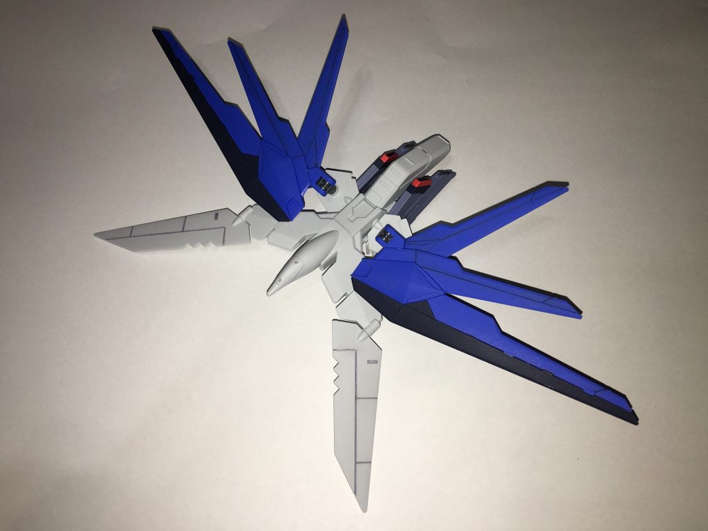 フェニックスブースター、正面。ガンダムフリーダムフェニックスの背面に搭載されている無人機。下部にビーム砲を1基搭載しているだけでなく、前方の羽が刃になっている。また後方にリペアキットを搭載しているのも特徴。