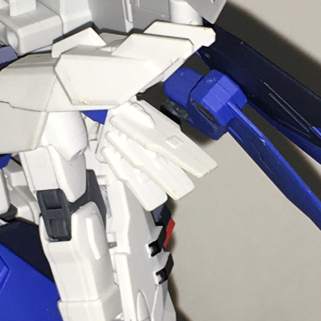 試作型ドラグーンブレイド。左右の肩に3基ずつ、合計で6基収納されている無線誘導兵器で、先端が刃になっているのが特徴。機動兵装ポッドを経て量子インターフェイスにも改良が加えられた第2世代ドラグーンであり、以前の物より比較的容易に運用が可能となっている。