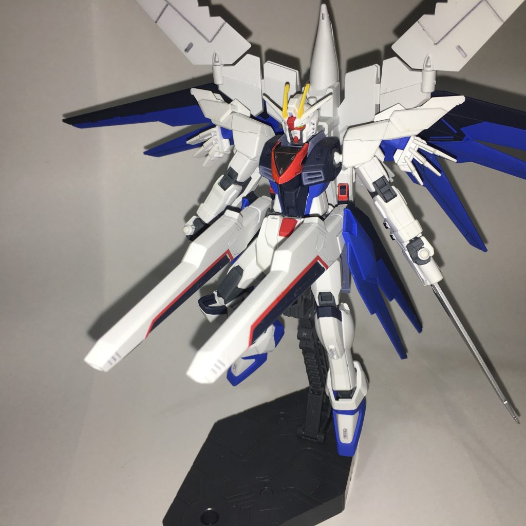 プラズマ収束ビーム砲「バラエーナ」。フリーダムガンダムの発展系が持つ武装の中で最大の射程と破壊力を持つ大口径、大出力ビーム砲。遠距離からの狙撃も可能な射程を持ち、戦艦並みといわれるその破壊力はカラミティガンダムの125mm2連装高エネルギー長射程ビーム砲「シュラーク」を上回り、1門のみでランチャーストライクガンダムの320mm超高インパルス砲「アグニ」に匹敵するという。核エンジンからの電力供給が続く限り発射可能。