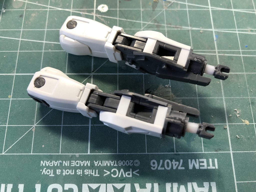 こちらも手首が短いため、プラ棒で1㎜延ばしてます。



腰回り