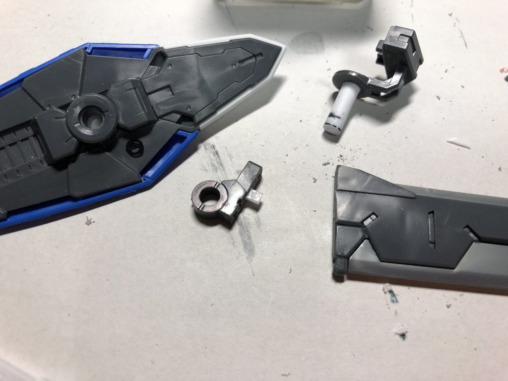 GNソードPlusを装着する際、シールドの差込棒を4㎜プラ棒（割と珍品）を使って延長。支点となる部分は旧GNソードのパーツを切り取り作成しました。