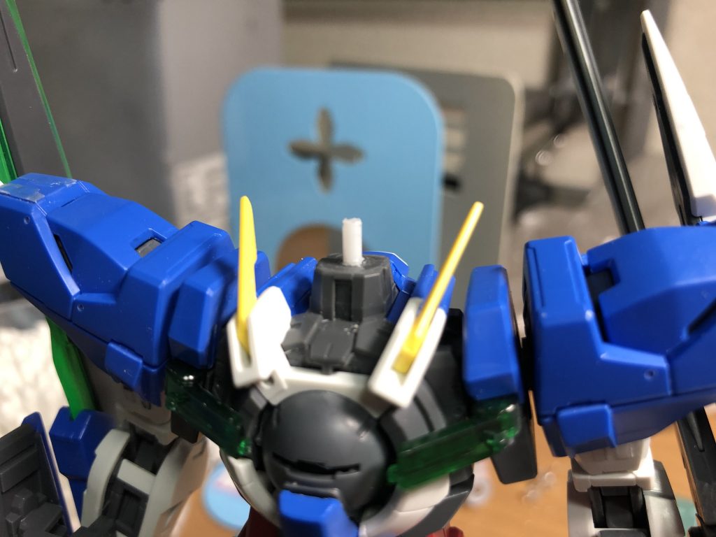 素の状態が首が短く可動範囲が狭かったので、プラ棒で延ばし、そのばばボールジョイントの付いた頭部に差し込む形にしました。



腕部